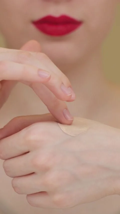 Close-up of a young womans hands with cream makeup foundation. CC or BB cream. Vídeos de archivo 316677068