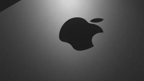 Close up zoom effect on Apple Mac logo with sleek metallic detail Vídeos de archivo 334752516
