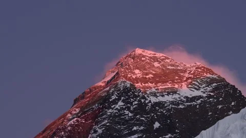 Close up zoom out evening colored view of Mount Everest from Kala Patthar, .. Vídeos de archivo 308152953