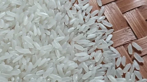Close Up Zoom In Premium White Rice Grains On Traditional Tampah Видео 345502610