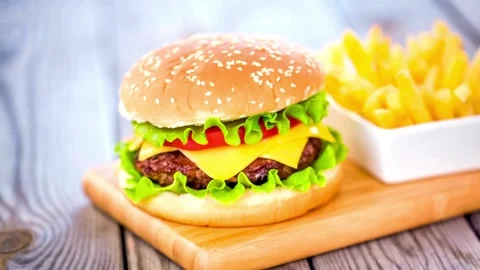 Close up zoom shot of large appetizing burger grilled steak. vegetables, Vídeo Stock 336579519