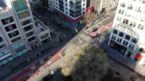 Closed 14th Street storefronts and empty bus lanes at Union Square 스톡 동영상 127042520