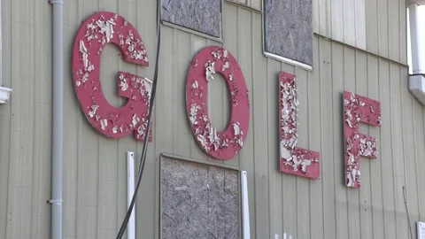 Closed and abandoned golf course clubhouse building 库存影片 152006158