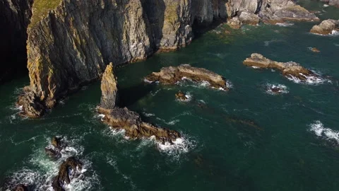 Closed and static shot of waves impacting on rocks of the atlantic ocean in dron Vídeos de archivo 172571156