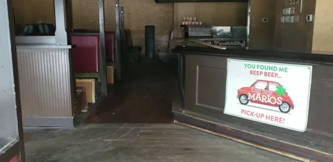 Closed bankrupt and empty restaurants and small businesses during COVID pandemic Vídeo Stock 147367525