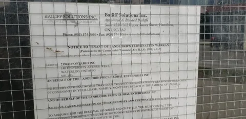 Closed bankrupt and empty restaurants and small businesses during COVID pandemic Vídeo Stock 147368141