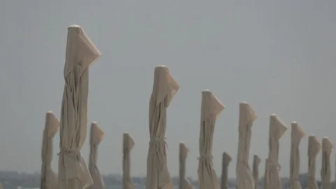Closed beach umbrella on the beach 스톡 동영상 87092112