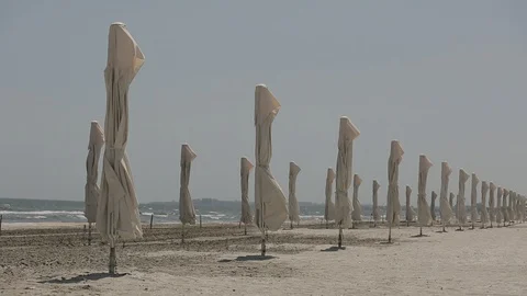 Closed beach umbrella on the beach Vidéo 87092114
