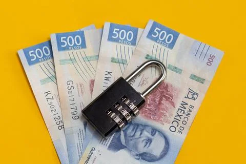 Closed code padlock on 500 mexican pesos bills. economy savings and security 库存照片