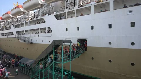 Closed up crowds of ship passengers crammed out of the ship full of luggage 스톡 동영상 200130730