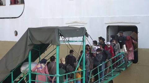 Closed up crowds of ship passengers crammed out of the ship full of luggage Stock-Footage 200130809