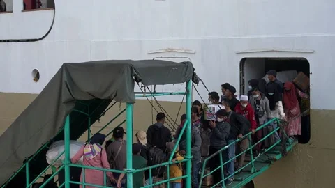 Closed up crowds of ship passengers crammed out of the ship full of luggage Vídeos de archivo 201128631