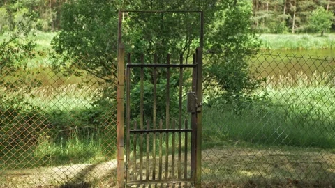 Closed door in the fence 動画素材 200515744