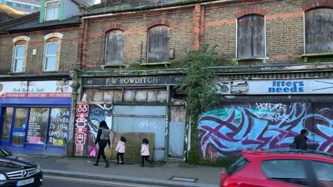 Closed down shops with graffiti, Station Road, West Croydon 4K Stockbeeldmateriaal 148036921