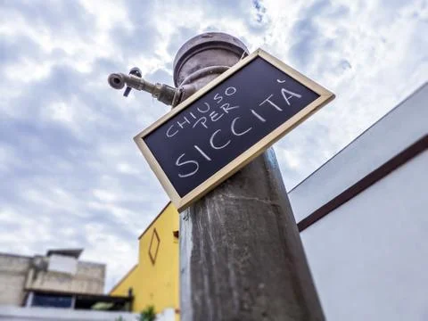 Closed for drought - chiuso per siccit Stock Photos