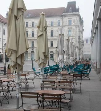 Closed empty restaurant with empty tables and chairs waiting for customers on Stock-Fotos