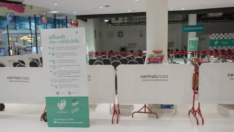Closed &amp; Empty, Thailand Indoor Covid Vaccination Clinic At Shopping Mall Stockbeeldmateriaal 256055876