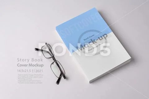 Closed novel book with blank cover on table mock-up series PSD-Vorlage