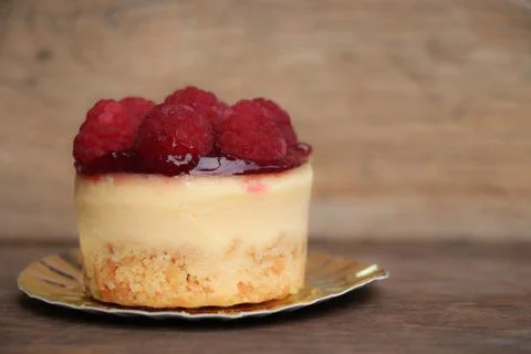 Closed up Raspberry cheese cake sweet bake and beautiful topping of  fruit on Foto stock