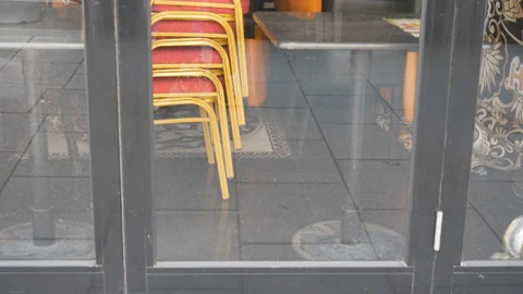 A closed restaurant during quarantine. Video stock 128378508