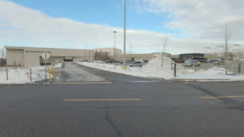 Closed retail shopping mall during COVID 19 coronavirus pandemic lockdown Vídeos de archivo 145934576