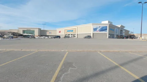 Closed retail shopping mall during COVID 19 coronavirus pandemic lockdown Vídeos de archivo 146335624