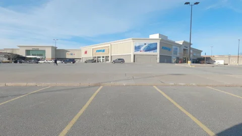 Closed retail shopping mall during COVID 19 coronavirus pandemic lockdown Vídeos de archivo 146335922