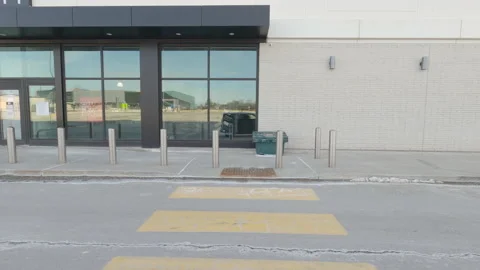Closed retail shopping mall during COVID 19 coronavirus pandemic lockdown Vidéo 146339917
