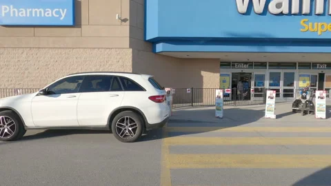 Closed retail shopping mall during COVID 19 coronavirus pandemic lockdown Vidéo 146342588