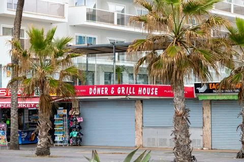 Closed Shops and Palm Trees in S Arenal Mallorca Stockfoto's