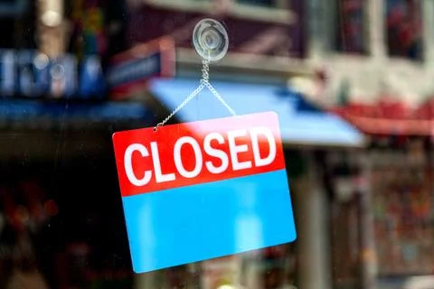 Closed sign in a store window Foto stock