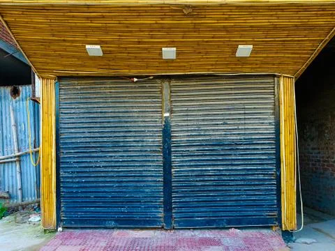 Closed Store - Closed retail regular shop on a street market in South Asia Foto stock