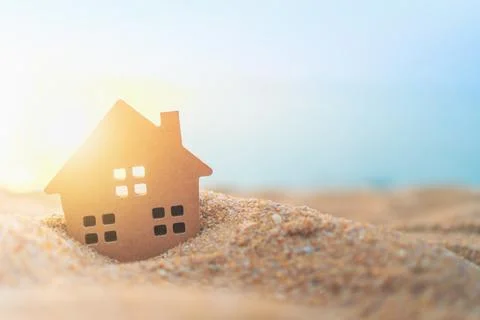Closed up tiny home model on green grass with sunlight background. Foto stock