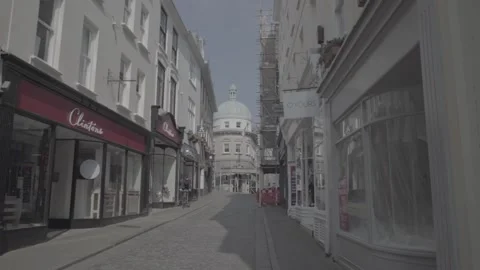 Closed town centre shops, empty street, Guernsey during Covid 19- SLOG 120fps Vidéo 130588449