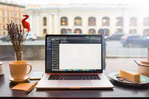 Closely open pc laptop computer with blurred web site on the screen on the ta Foto stock