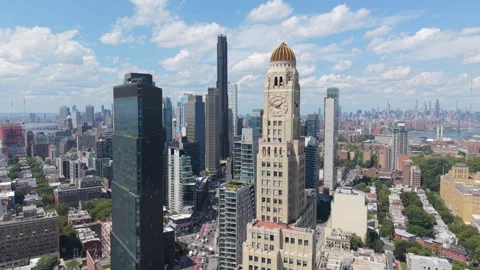 Closer flying counter clockwise around downtown Brooklyn skyline Vídeo Stock 343443838