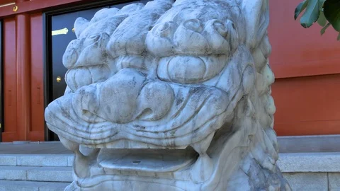 Closer look of the dragon face statue in Senso-ji Temple in Tokyo Japan Видео 121381083