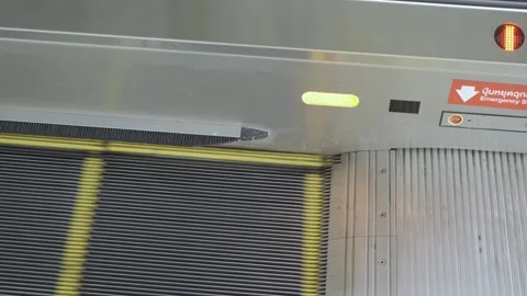 Closer look of the escalator on the subway skytrain public transportation g.. 스톡 동영상 337007481