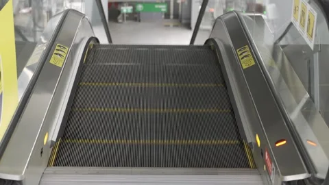 Closer look of the escalator on the subway skytrain public transportation g.. 스톡 동영상 339569029