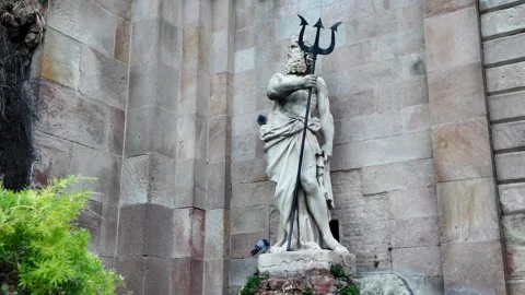 Closer view about the statue of the trident Poseidon at Parc de la Ciutadella 動画素材 332684437