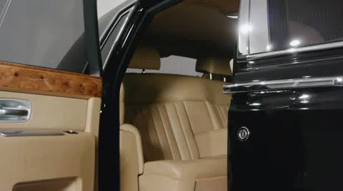 Closes the car door Stock Footage 20494495