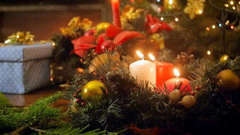 Closeup 4k footage of three burning candles on Christmas wreath Vidéo 94698161