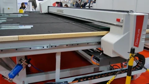Closeup 4k video of automatic industrial glass cutting machine system 库存影片 105660786