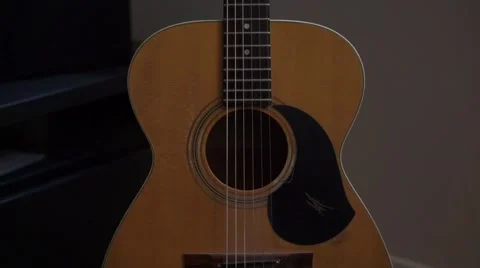 Closeup of an acoustic guitar Vidéo 44444621