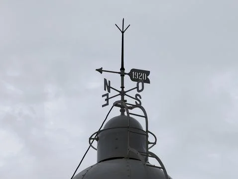 Closeup of aged wind vane, closeup of aged weathered vane with rusty arrow under 库存照片