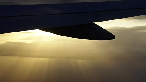 Closeup of aircraft wing during flight with sunset in the background Vidéo 268696966
