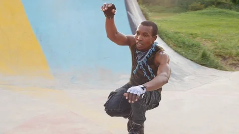 Closeup and wide view of a boy riding roller skate in slow motion in a park. Видео 110854111