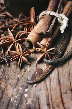Closeup of anise seed, vanilla and cinnamon sticks on rustic wooden table. 스톡 사진