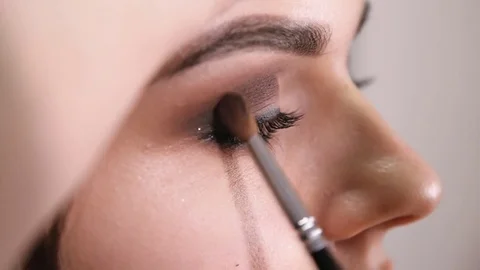 Closeup applying shadows with a professional brush Video stock 84849054