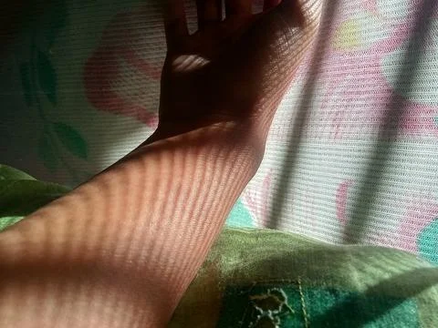 Closeup of the arm, there is light from between the holes. Stockfoto's